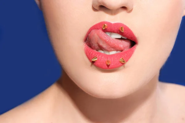 Hermosa Modelo Joven Con Pinchos Decorativos Los Labios Contra Fondo —  Fotos de Stock