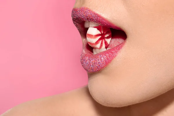 Schönes Junges Model Mit Kreativem Make Hält Süßigkeiten Den Lippen — Stockfoto