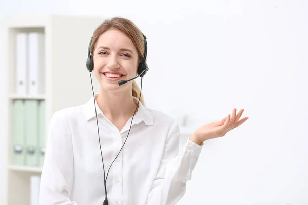 Jonge Vrouwelijke Receptioniste Met Headset Kantoor — Stockfoto