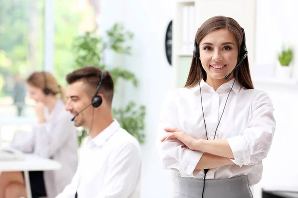 Giovane Receptionist Femminile Con Auricolare Carica — Foto Stock