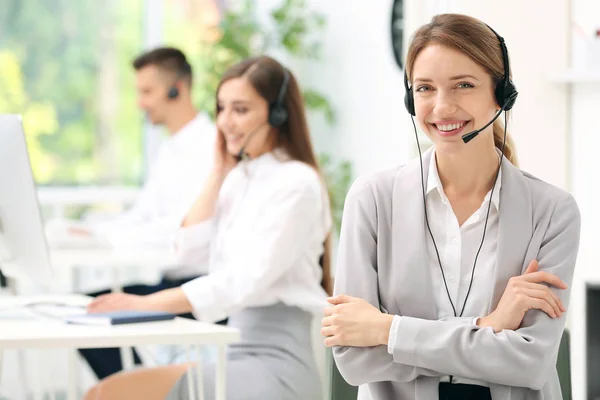 Jonge Vrouwelijke Receptioniste Met Headset Kantoor — Stockfoto