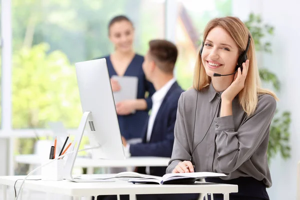 Empfangsdame Mit Headset Schreibtisch Büro — Stockfoto