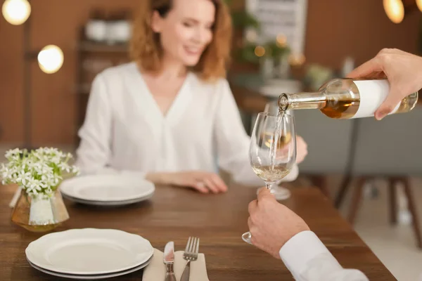 Garçom Derramando Vinho Vidro Para Cliente Restaurante — Fotografia de Stock