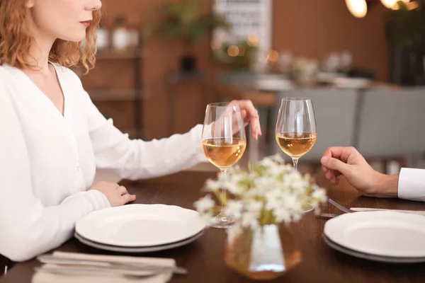 Junges Paar Mit Einem Glas Wein Restaurant — Stockfoto