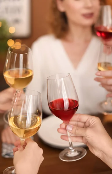 Jongeren Met Glazen Heerlijke Wijn Aan Tafel — Stockfoto