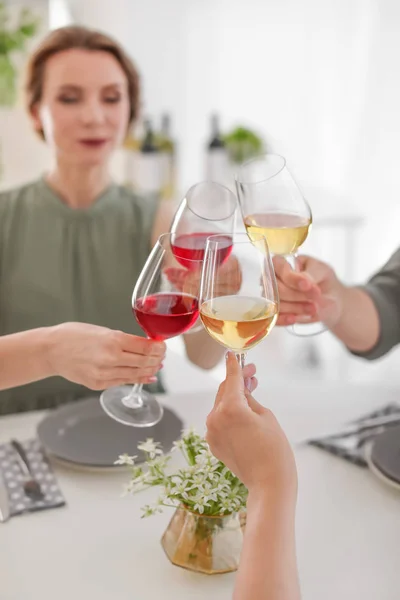 Giovani Con Bicchieri Vino Delizioso Tavola — Foto Stock