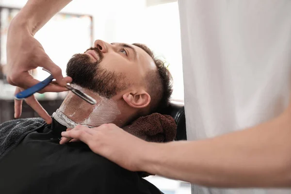 Barbier Professionnel Travaillant Avec Client Dans Salon Coiffure Mode Hippie — Photo