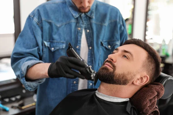 Peluquería Profesional Que Trabaja Con Cliente Salón Peluquería Moda Hipster — Foto de Stock