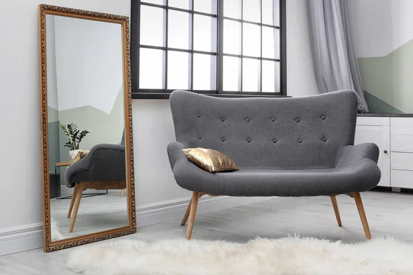 Büyük ayna ve kanepeli zarif odası iç