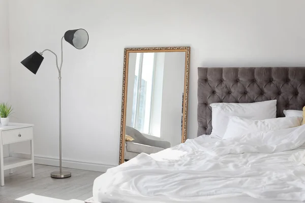 Elegante Raumausstattung Mit Großem Spiegel Und Bequemem Bett — Stockfoto