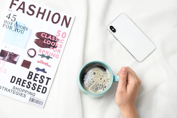 Jeune Femme Avec Une Tasse Délicieux Café Table Vue Sur — Photo