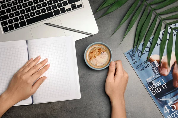 Genç kadın lezzetli kahve masasında, üstten görünüm