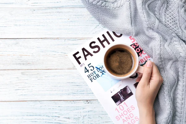 Genç kadın lezzetli kahve masasında, üstten görünüm