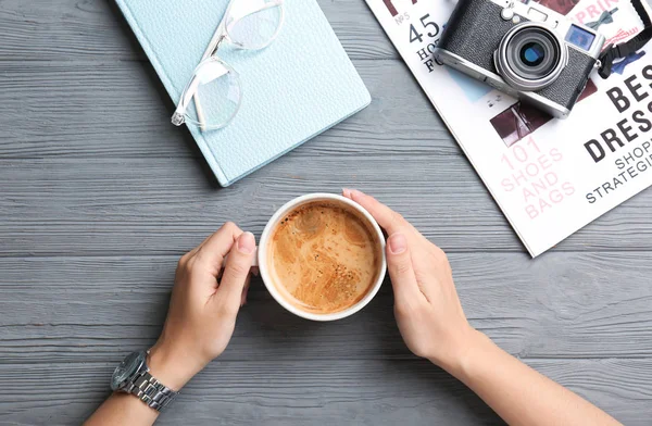 Genç kadın lezzetli kahve masasında, üstten görünüm