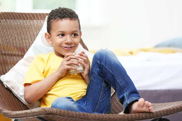 Menino Afro Americano Adorável Com Copo Leite Casa — Fotografia de Stock