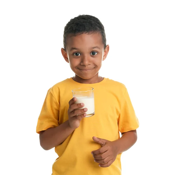 Bedårande Afroamerikansk Pojke Med Glas Mjölk Vit Bakgrund — Stockfoto