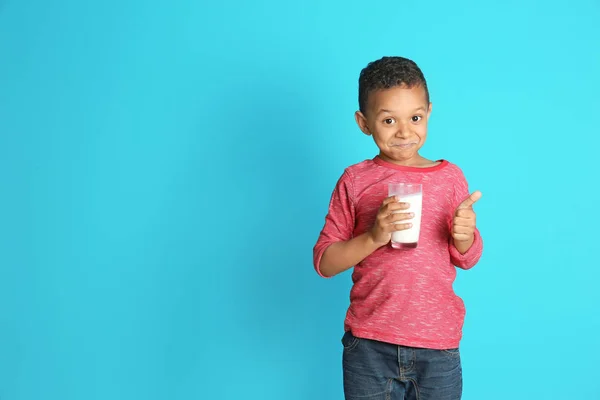 Adorable Niño Afroamericano Con Vaso Leche Sobre Fondo Color —  Fotos de Stock