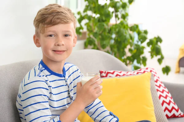 Bedårande Liten Pojke Med Glas Mjölk Hemma — Stockfoto