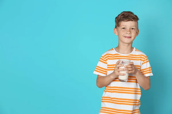 Bedårande Liten Pojke Med Glas Mjölk Färgbakgrund — Stockfoto
