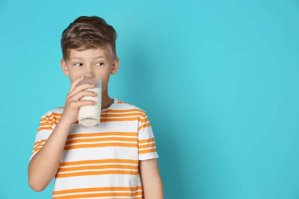 ミルク色の背景上のガラスと愛らしい小さな男の子 — ストック写真