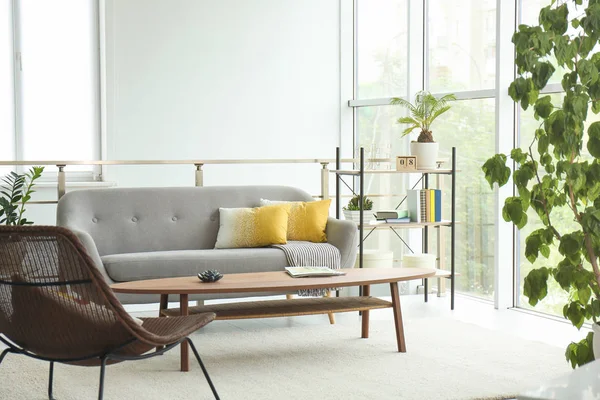 快適なソファーとコーヒー テーブルのエレガントなリビング ルームのインテリア — ストック写真