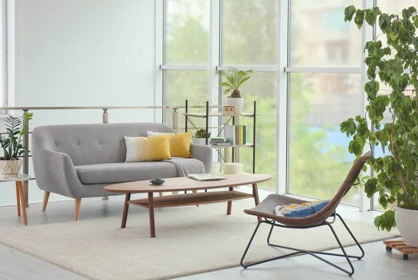 Elegante Sala Estar Interior Com Sofá Confortável Mesa Café — Fotografia de Stock