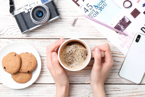 Jonge Vrouw Met Een Kopje Heerlijke Warme Koffie Aan Tafel — Stockfoto