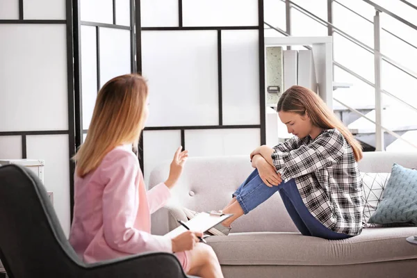 Psicólogo Infantil Trabajando Con Una Adolescente Consultorio —  Fotos de Stock