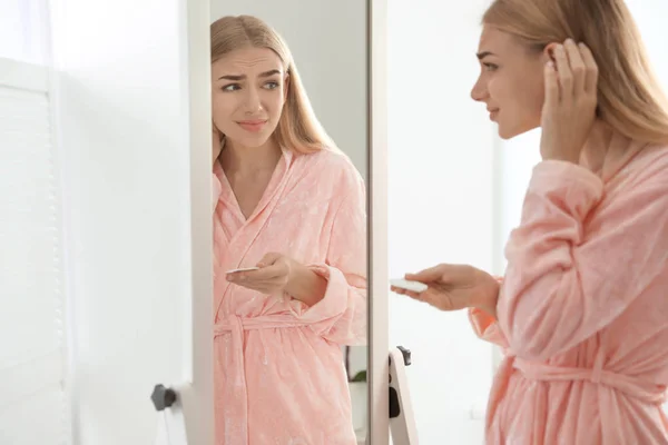 Молодая Женщина Проблемой Потери Ресниц Смотрит Зеркало Помещении — стоковое фото