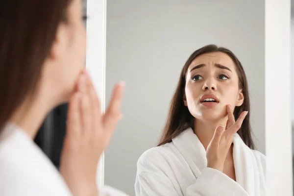 Emotionele Vrouw Met Mooie Wimpers Spiegel Binnen Kijken — Stockfoto