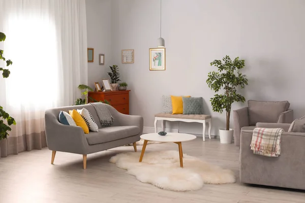 Elegante Sala Estar Interior Com Sofá Confortável Poltronas — Fotografia de Stock