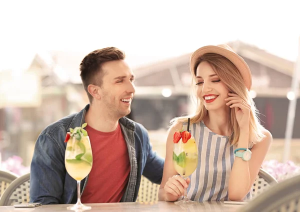 Jong Echt Paar Met Glazen Lekkere Limonade Openlucht Café — Stockfoto