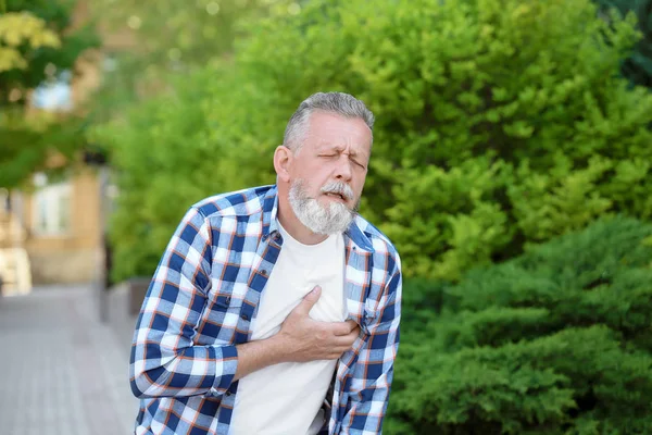 Mogen Man Hjärtattack Utomhus — Stockfoto