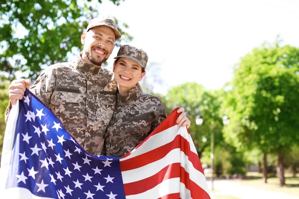 Στρατιωτική Ζευγάρι Αμερικανική Σημαία Στο Πάρκο — Φωτογραφία Αρχείου