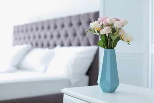 Vase Avec Belles Fleurs Sur Table Dans Chambre — Photo