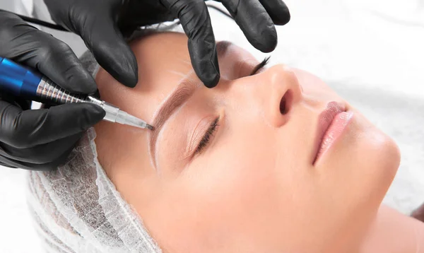 Young Woman Undergoing Eyebrow Correction Procedure Salon — Stock Photo, Image