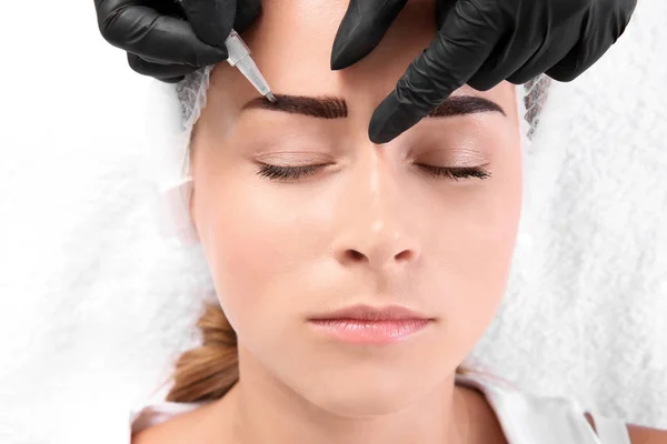 Jonge Vrouw Ondergaan Wenkbrauw Correctieprocedure Werd Ingeleid Salon Bovenaanzicht — Stockfoto