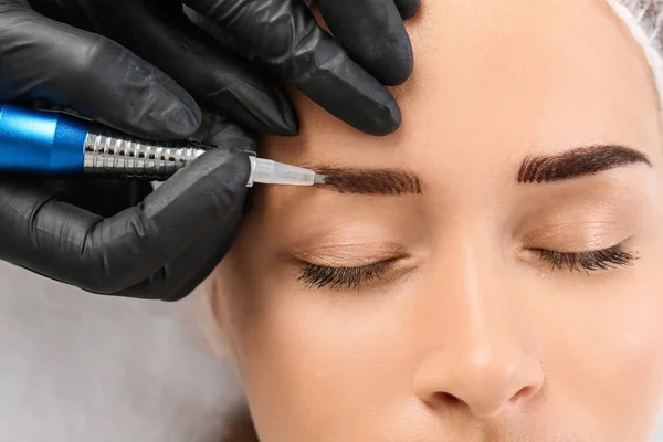 Mujer Joven Sometida Procedimiento Corrección Cejas Salón Vista Superior —  Fotos de Stock