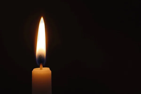 蜡蜡烛燃烧黑色背景 — 图库照片