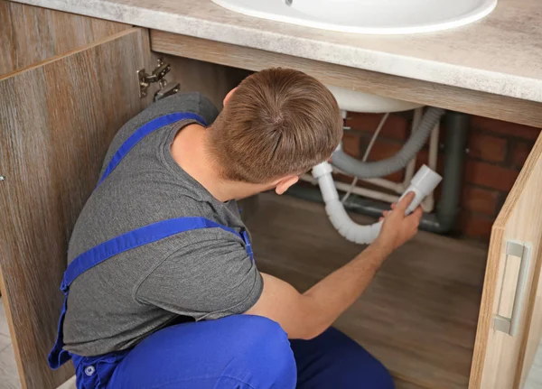 Encanador Profissional Dissipador Fixação Uniforme Dentro Casa — Fotografia de Stock