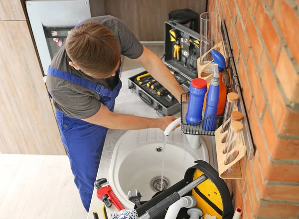 Encanador Profissional Pia Cozinha Fixação Uniforme — Fotografia de Stock