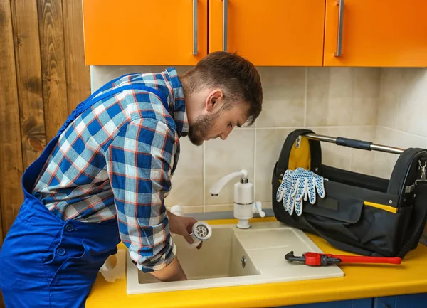 Professionelle Klempner Uniform Befestigung Küchenspüle — Stockfoto
