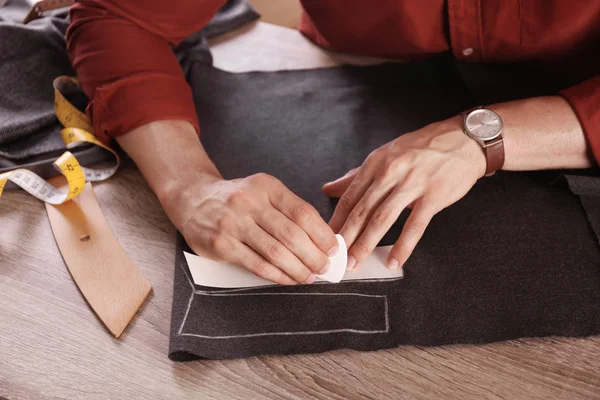 Sastre Que Trabaja Con Paño Mesa Taller — Foto de Stock