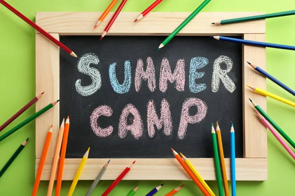 Texto Summer Camp Quadro Negro Lápis Vista Superior — Fotografia de Stock