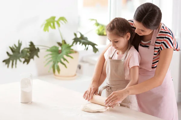 Mutter Und Tochter Bereiten Teig Tisch Der Küche — Stockfoto