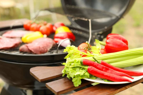 Placa Con Verduras Cerca Parrilla Barbacoa Aire Libre Primer Plano — Foto de Stock