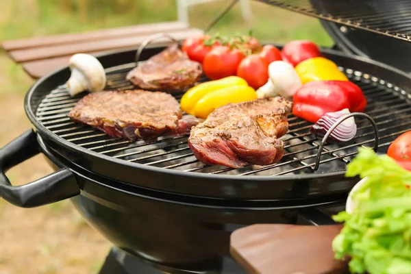 Grill Moderne Avec Viande Légumes Extérieur Gros Plan — Photo