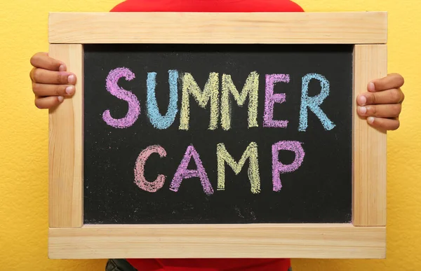 Μαυροπίνακας Εκμετάλλευση Παιδιού Λόγια Summer Camp Chalked Διαφορετικά Χρώματα Κοντινό — Φωτογραφία Αρχείου