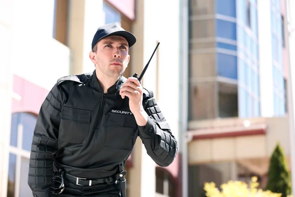 Guardia Seguridad Masculino Usando Transmisor Radio Portátil Aire Libre — Foto de Stock