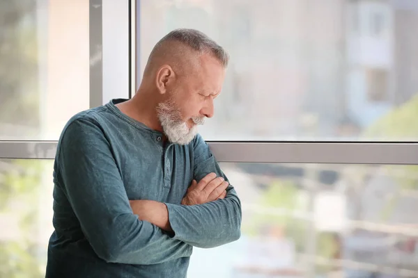 Pencere Kapalı Yakınındaki Depresif Üst Düzey Adam — Stok fotoğraf